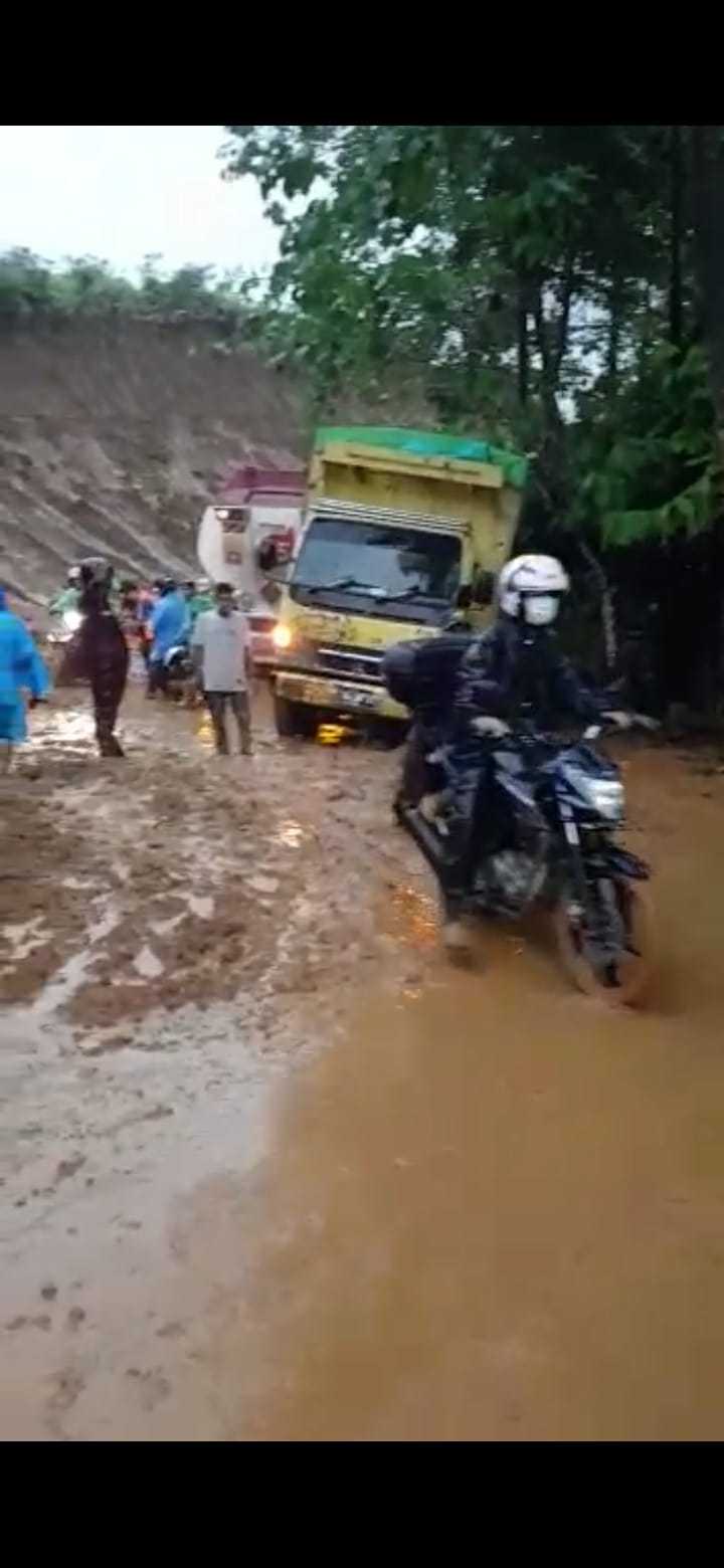 Hujan dari Siang Hingga Petang di Mamuju, Terjadi Longsor di Jalur Trans Sulawesi
